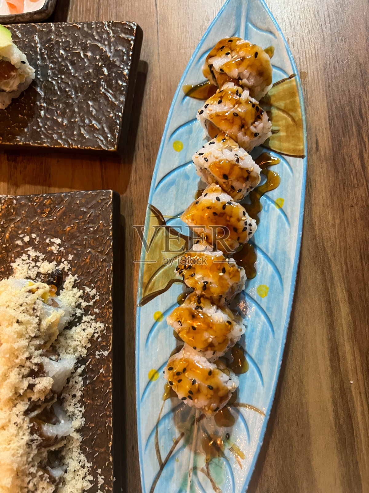 从上面俯瞰一盘准备吃的寿司的垂直图像。照片摄影图片