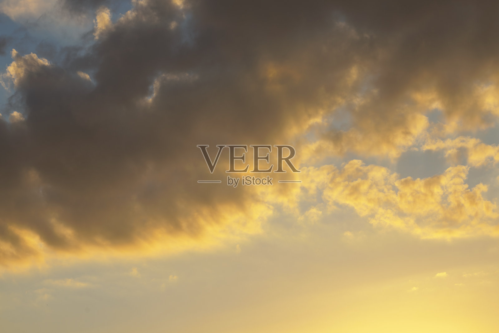 黎明时分的彩色自然云彩背景照片摄影图片