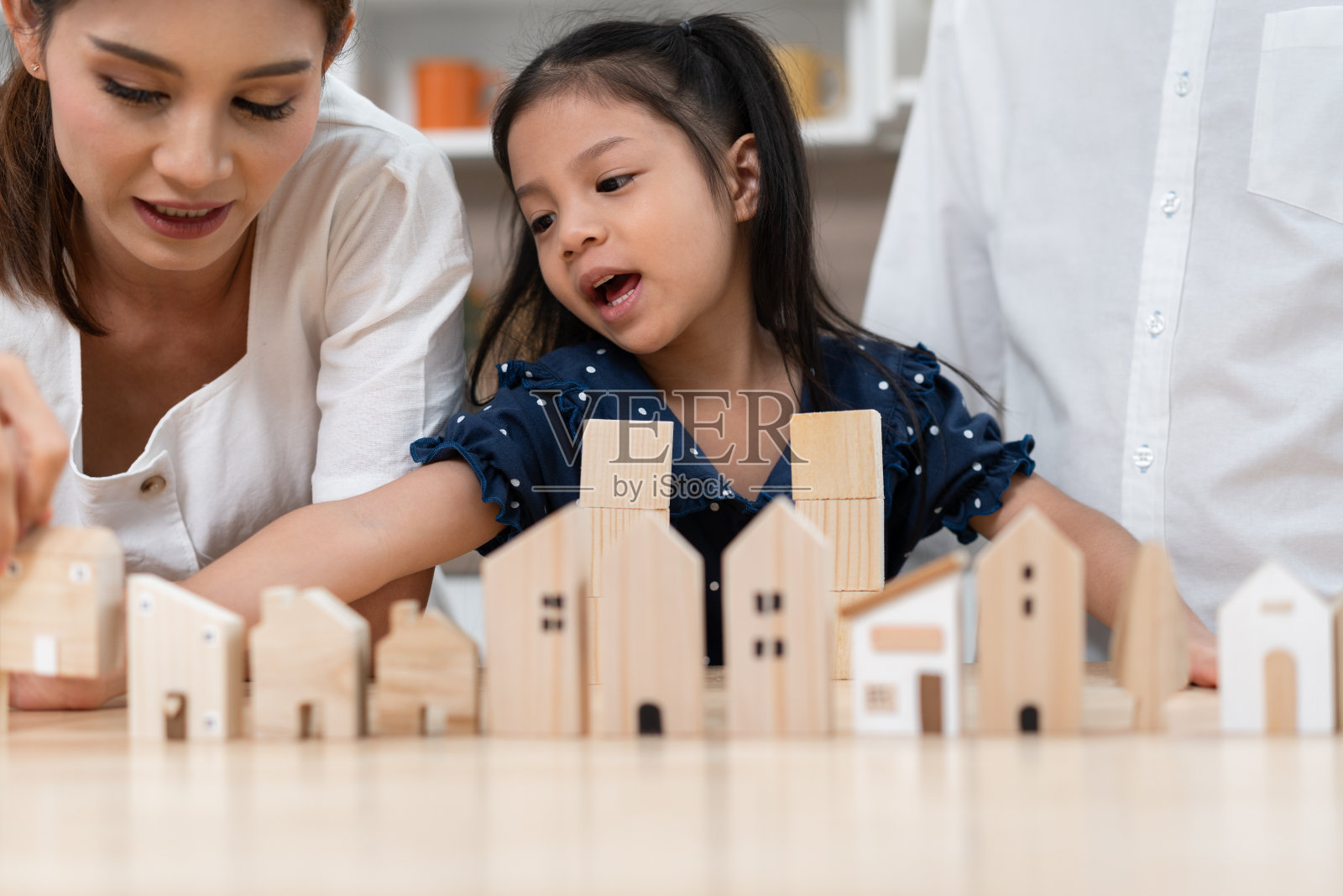 快乐的亚洲女孩玩家庭玩具与未来计划的概念和家庭在家里照片摄影图片