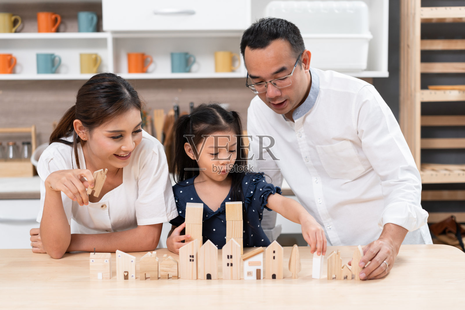 快乐的亚洲女孩玩家庭玩具与未来计划的概念和家庭在家里照片摄影图片