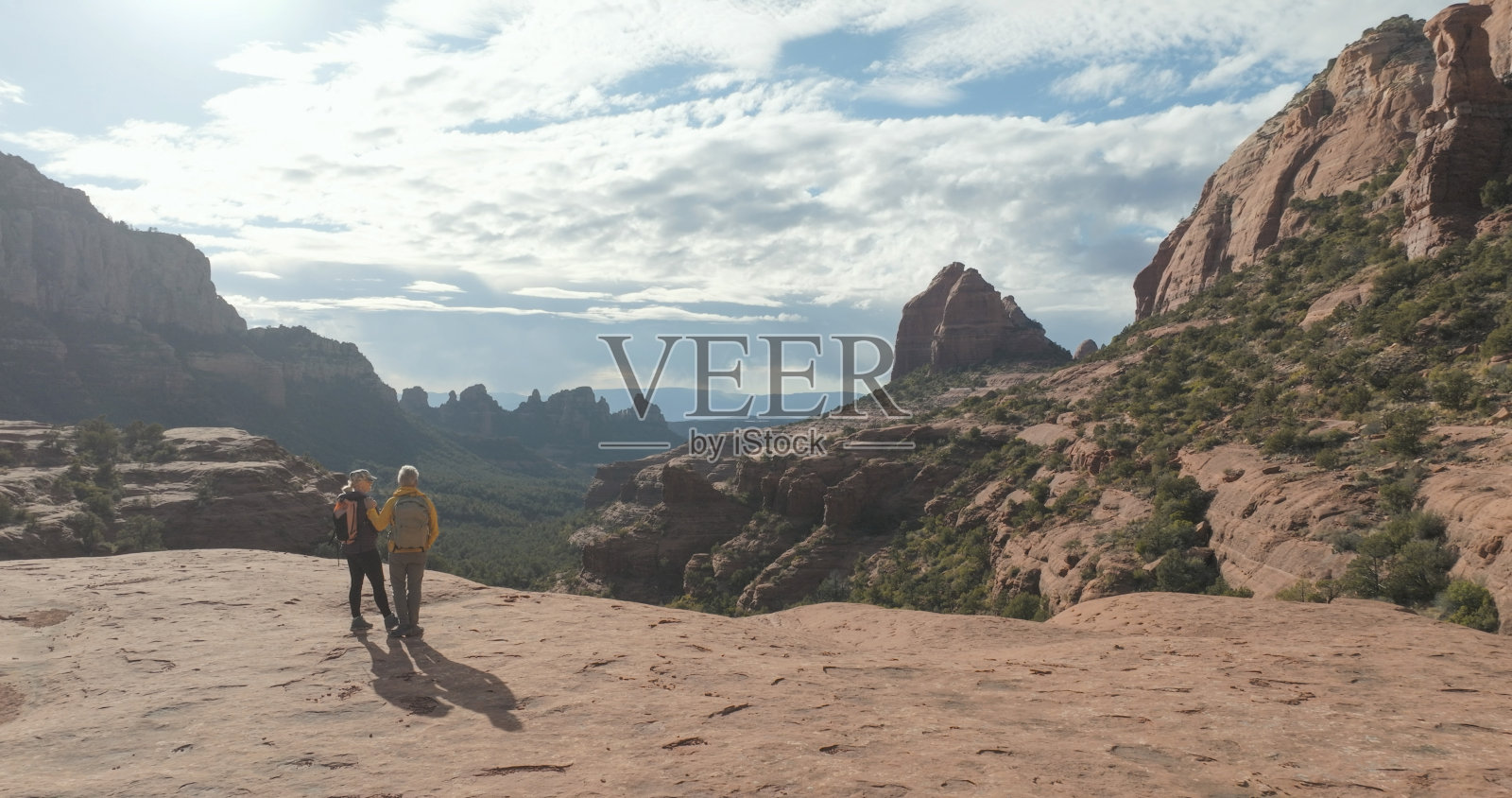 成熟夫妇在沙漠徒步旅行的鸟瞰图照片摄影图片