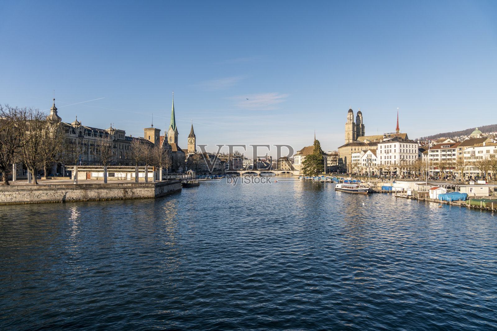 苏黎世的天际线与Limmat和grossmnster照片摄影图片