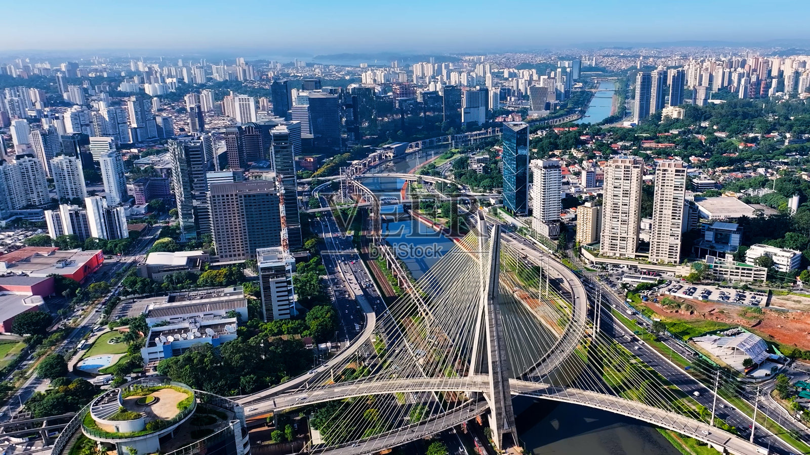 巴西圣保罗市中心著名的斜拉桥。照片摄影图片