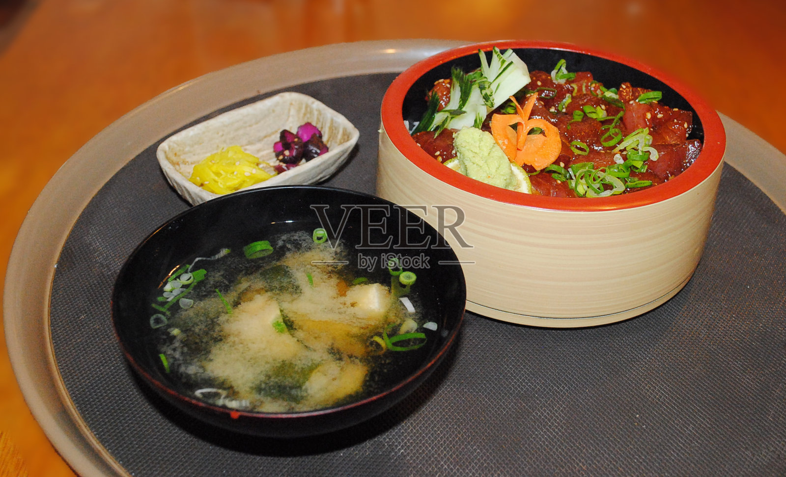 日本木碗味噌汤，日本料理照片摄影图片