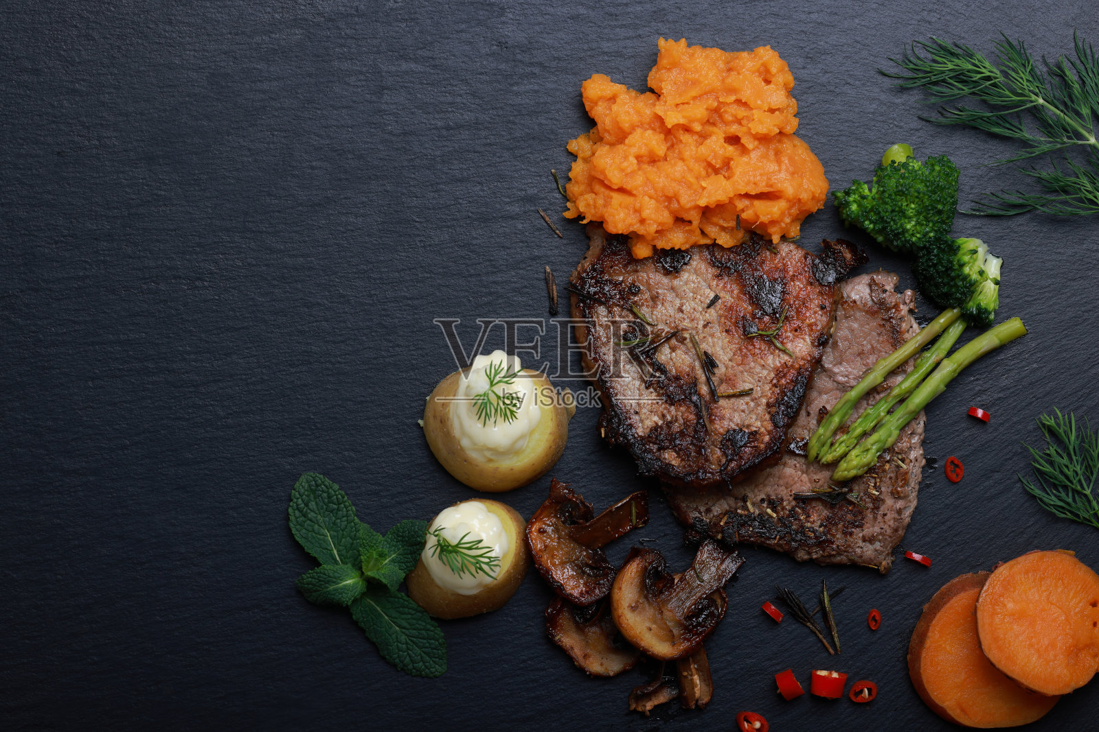 石板拼盘上的红薯和牛排照片摄影图片