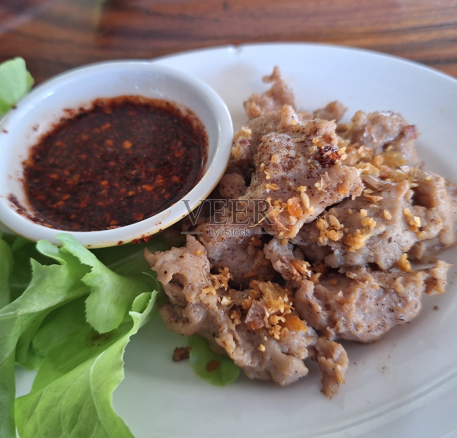 红烧肉配沙拉蔬菜和酱汁。照片摄影图片