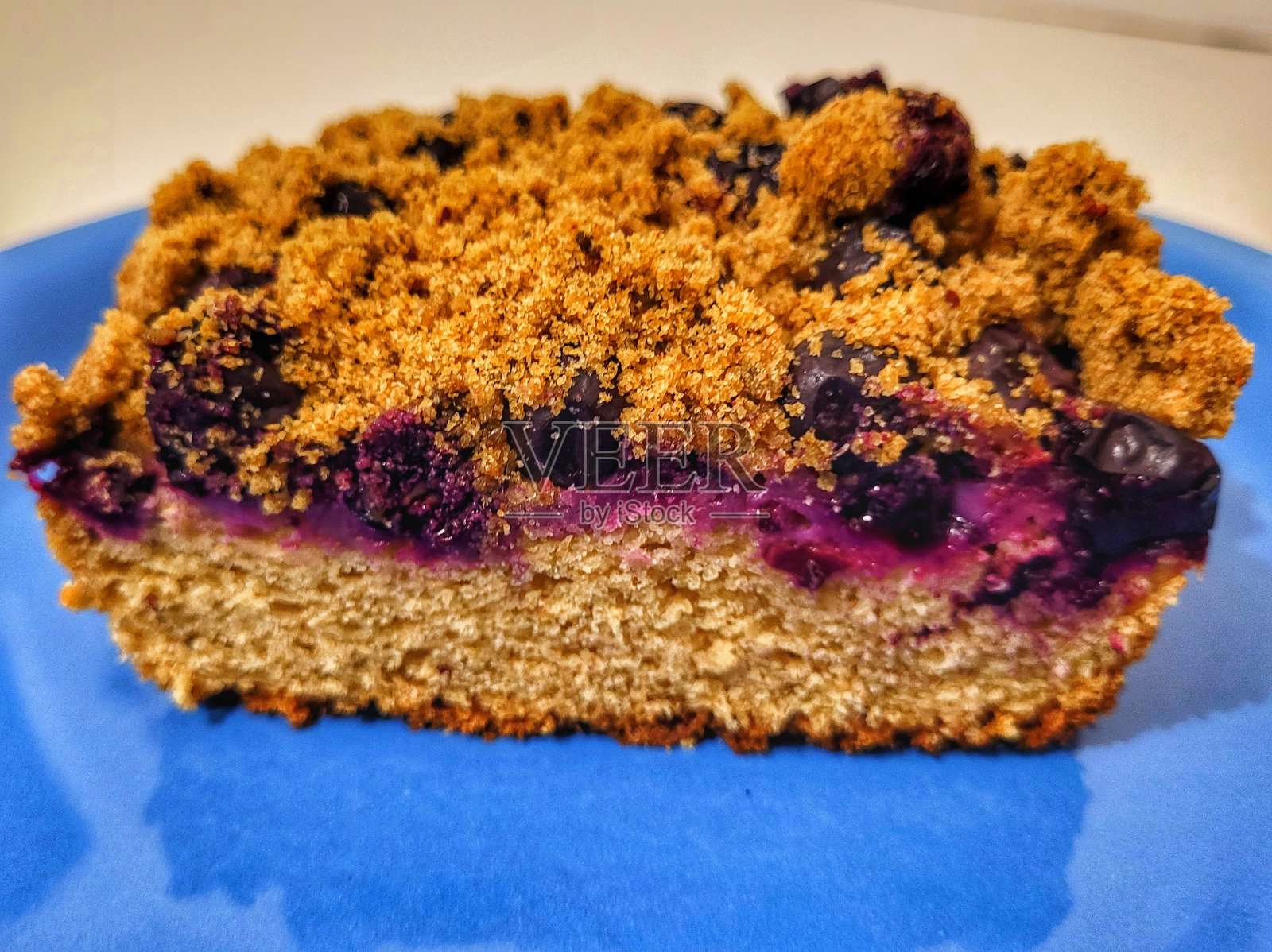 手工葡萄库卡(甜面包)由杏仁，栗子，榛子，可可和香料制成照片摄影图片