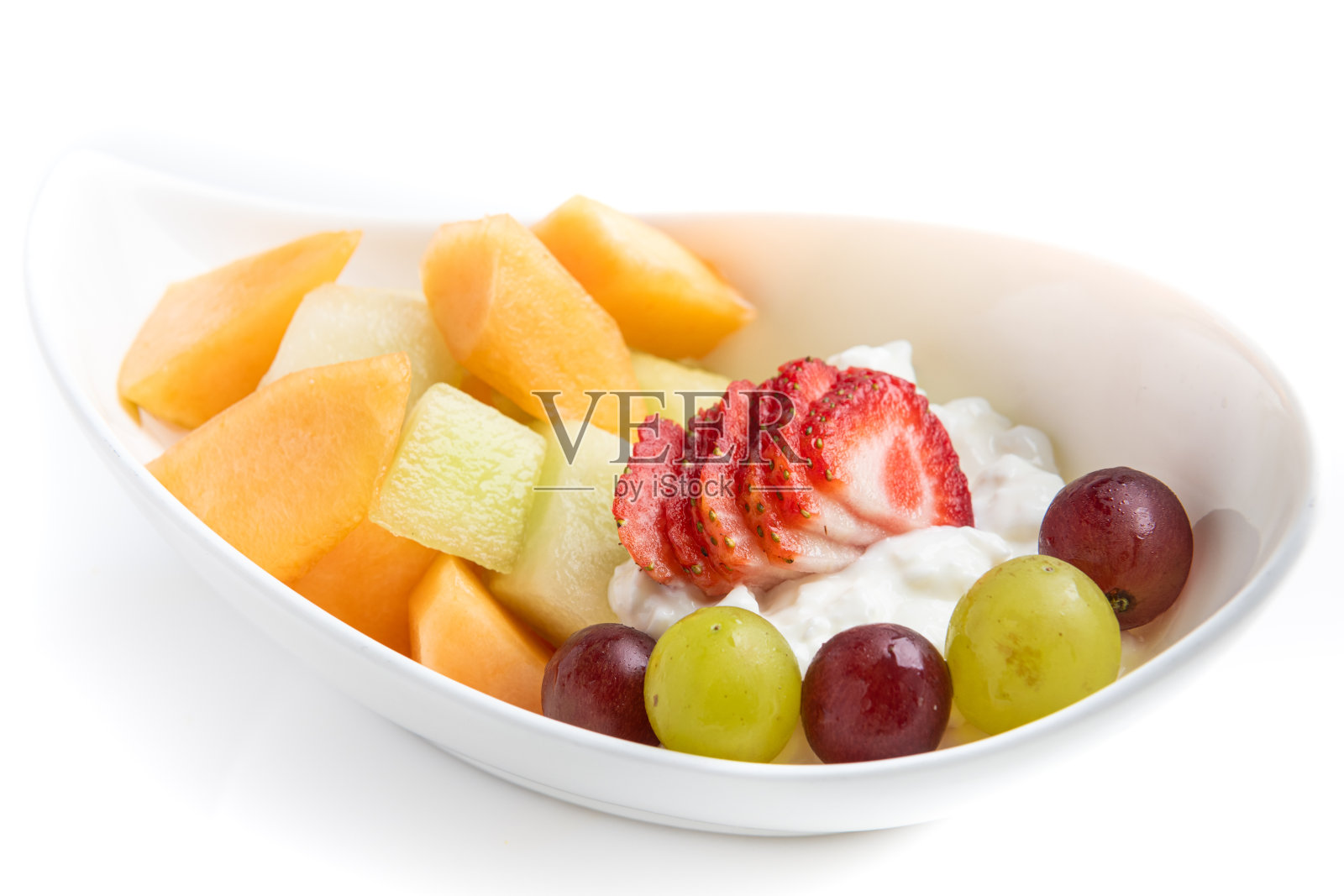 白色背景的水果沙拉和白干酪照片摄影图片