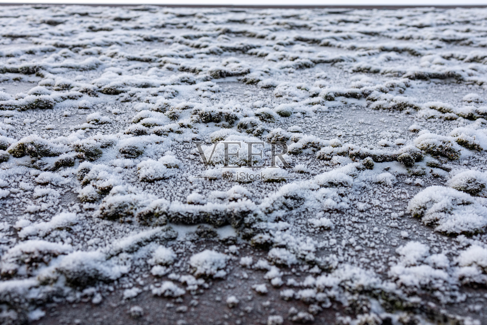 积雪覆盖的地面创造了一个自然的图案照片摄影图片