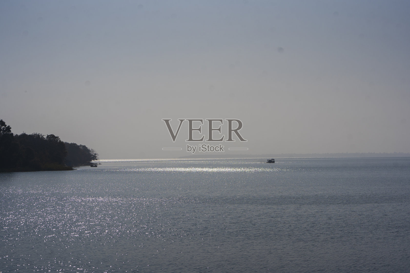 河上的水和海滩，天空和树木照片摄影图片