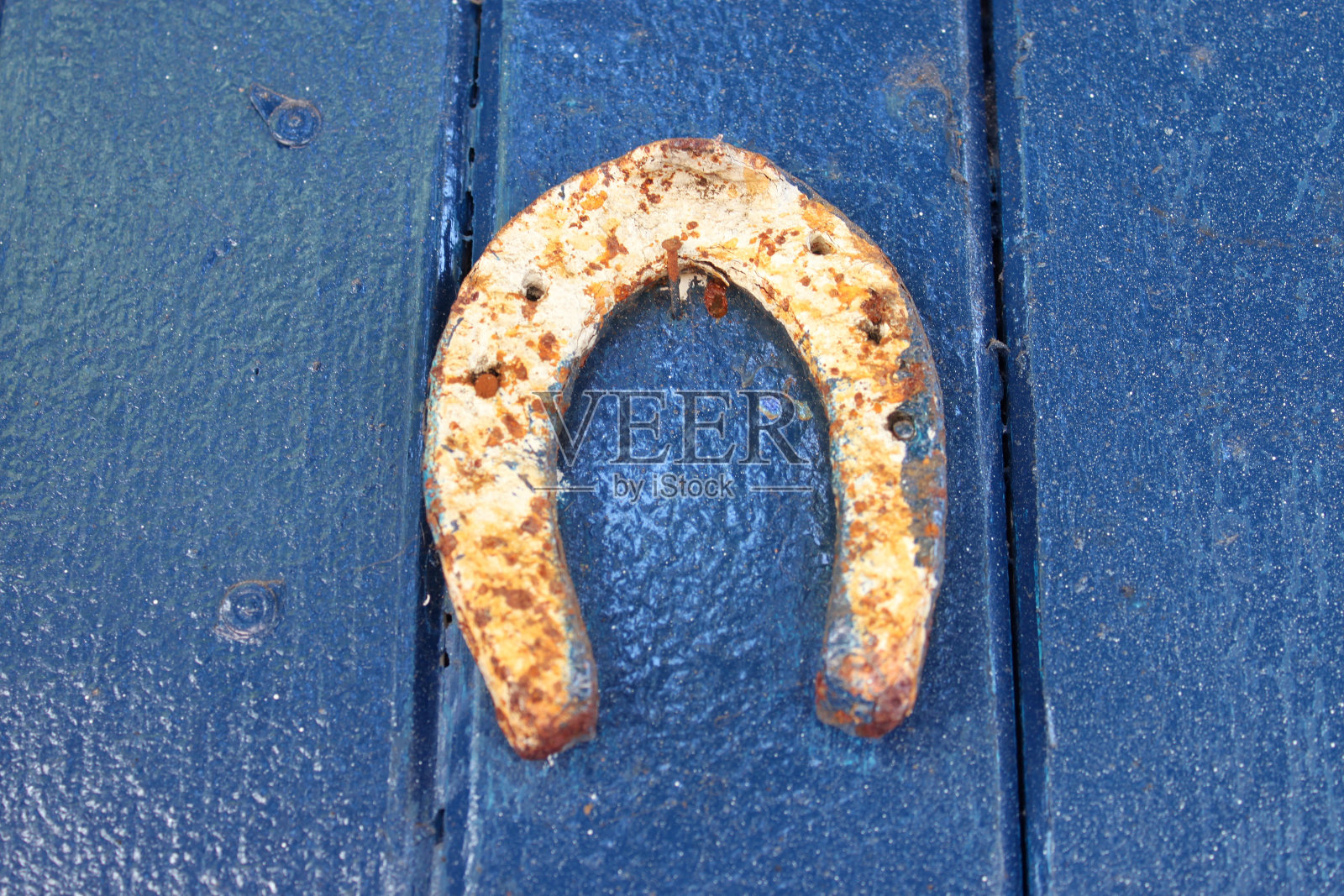 马蹄铁卡在门上了照片摄影图片