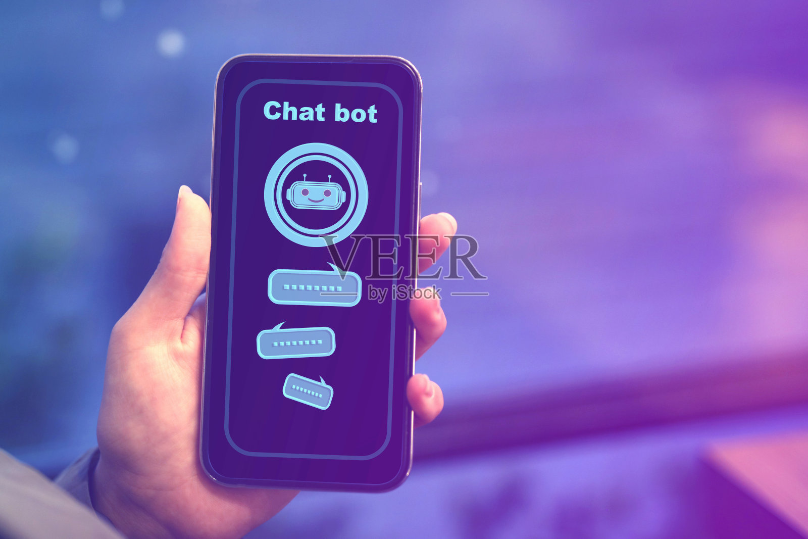 近距离手聊天与聊天机器人在移动应用程序。照片摄影图片