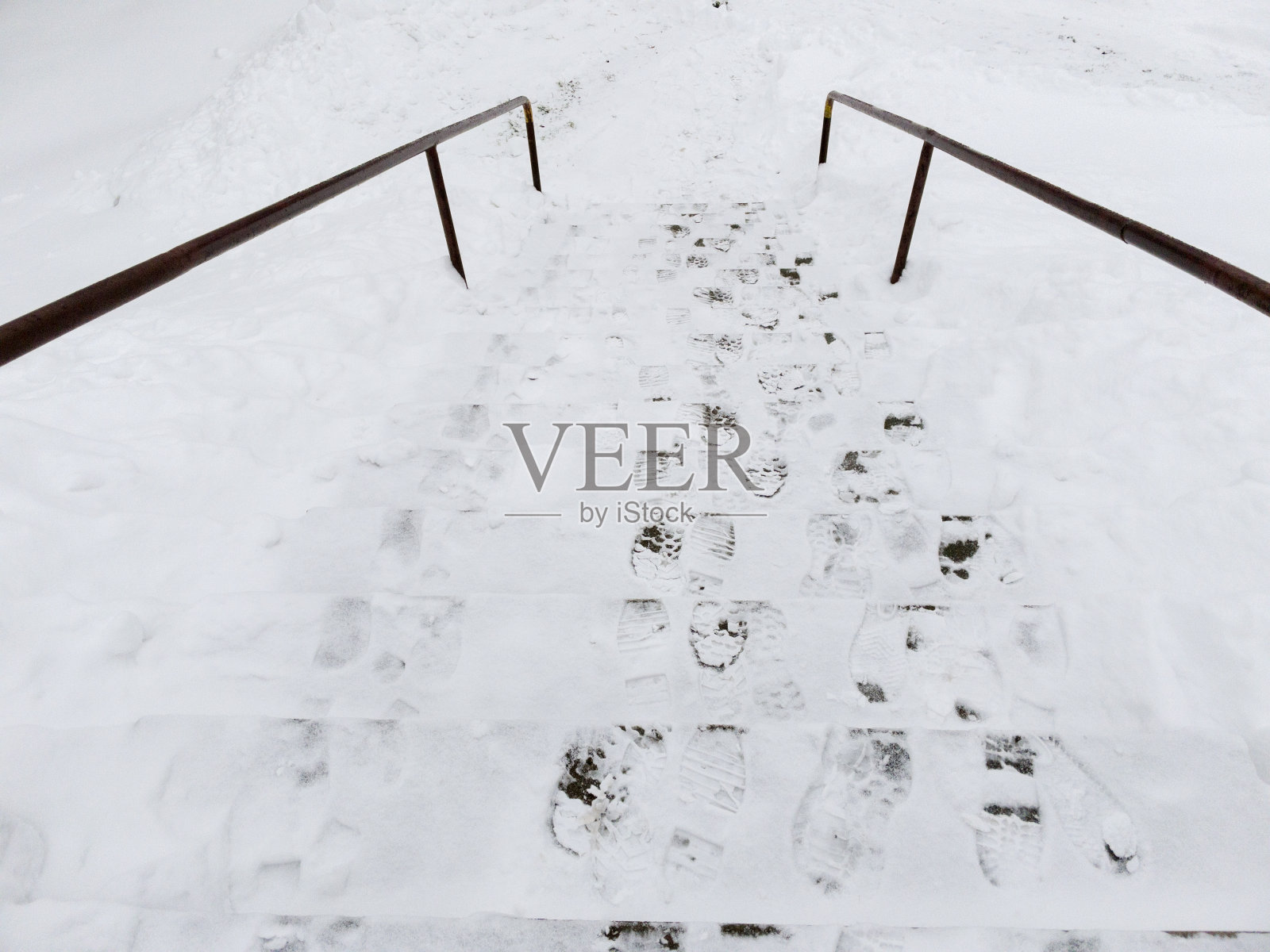 楼梯上的脚印。照片摄影图片