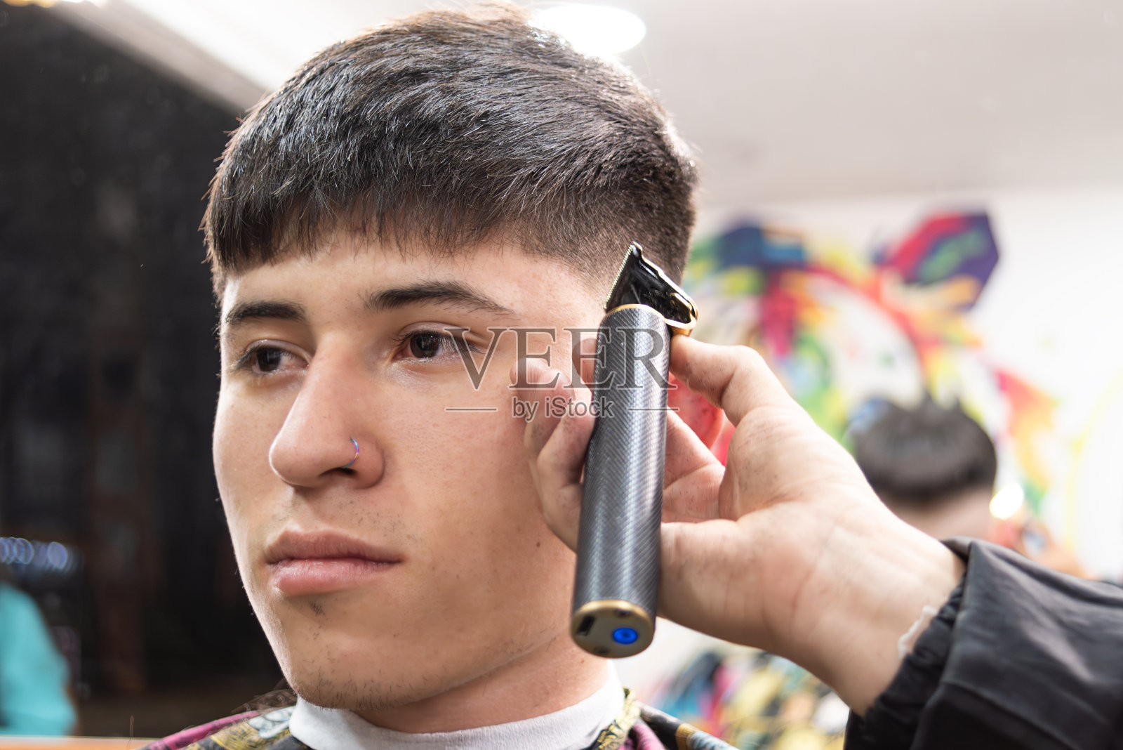 一个年轻人在发廊里理发照片摄影图片