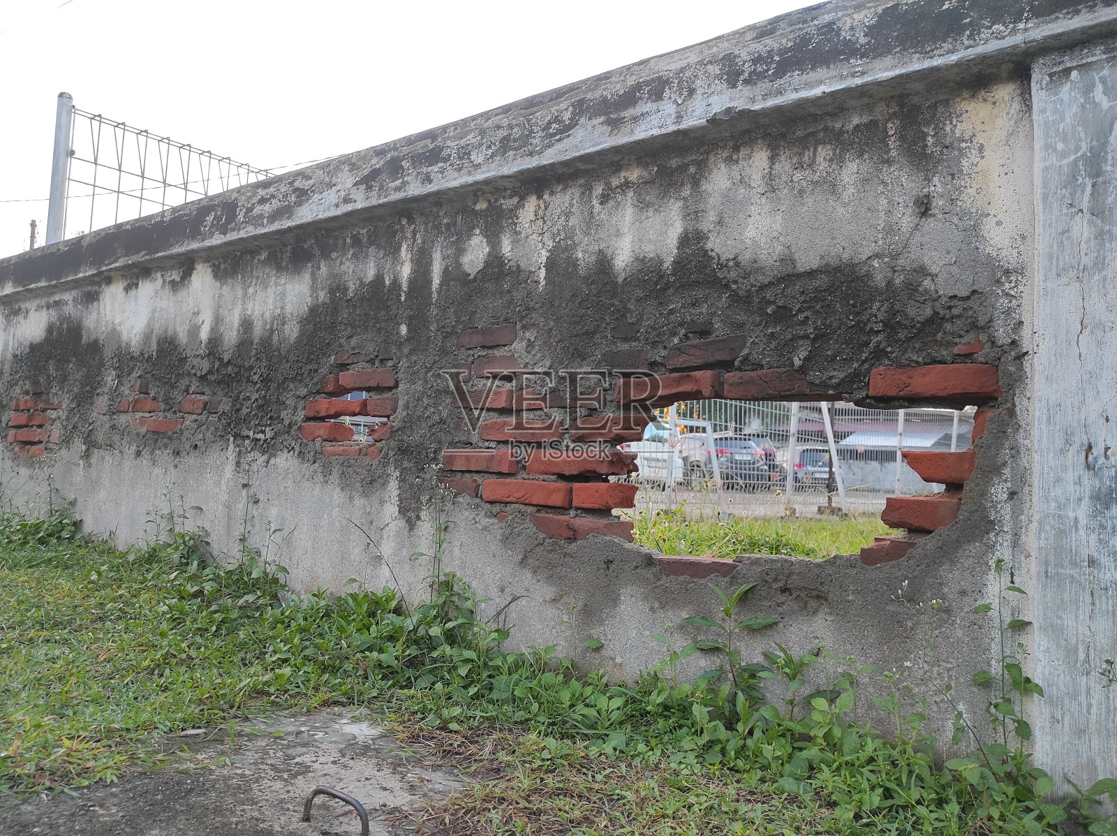砖墙多孔，脱落，混凝土墙破损，腐烂。照片摄影图片
