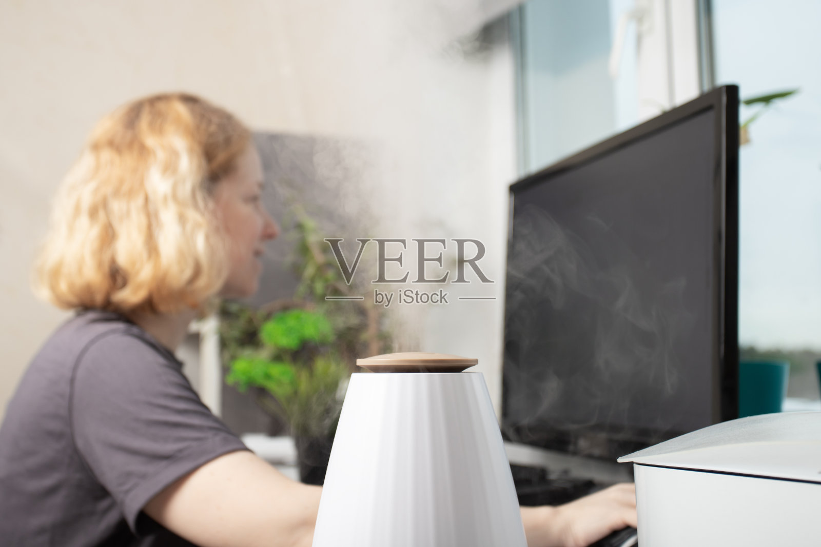 潮湿的工作场所空气，办公室员工，现代房间扩散器，蒸发照片摄影图片