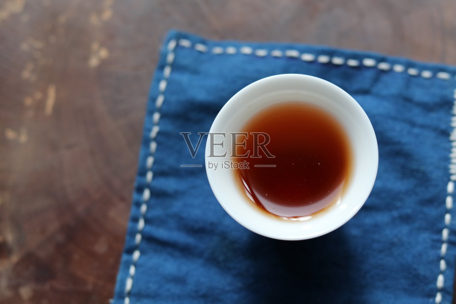 茶杯、茶叶、茶垫。照片摄影图片