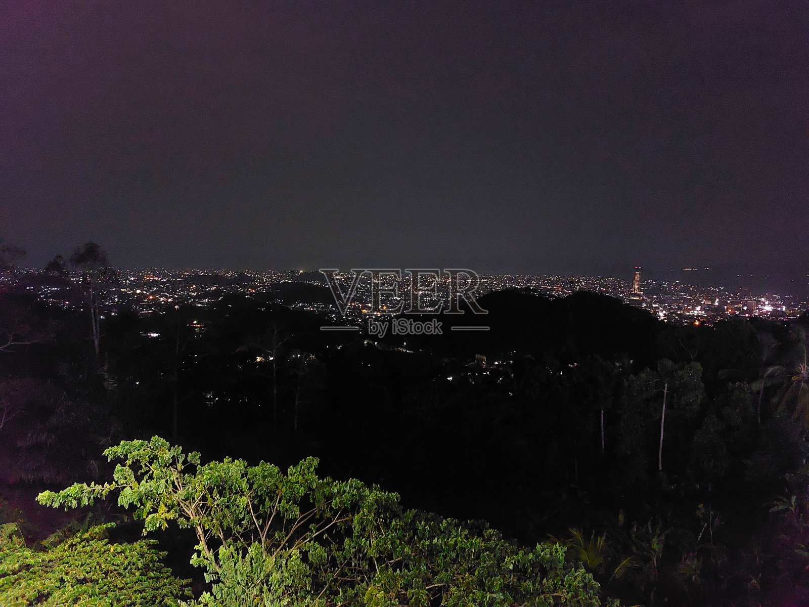 从高处俯瞰夜晚的城市灯光照片摄影图片