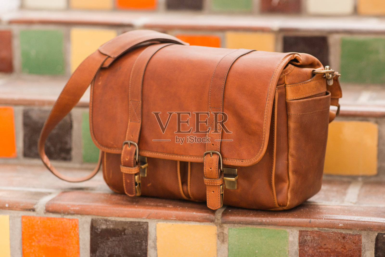 精心制作的棕色皮革斜身信使相机包旅行照片摄影图片