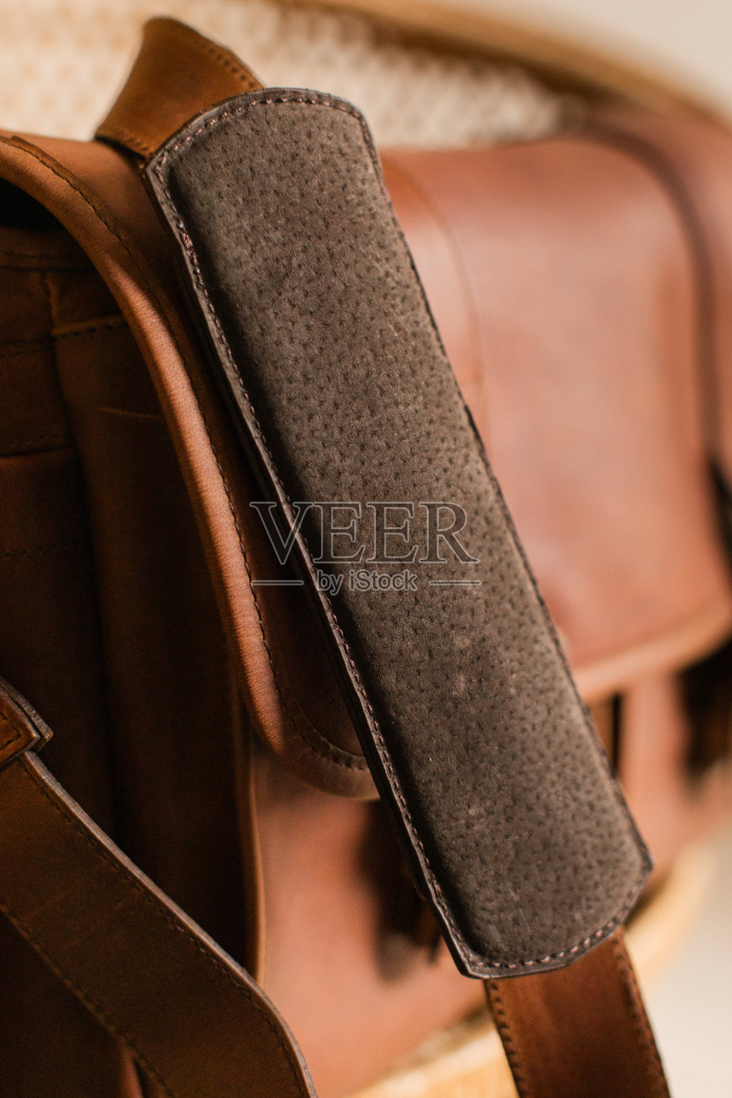 精心制作的棕色皮革斜身信使相机包旅行照片摄影图片