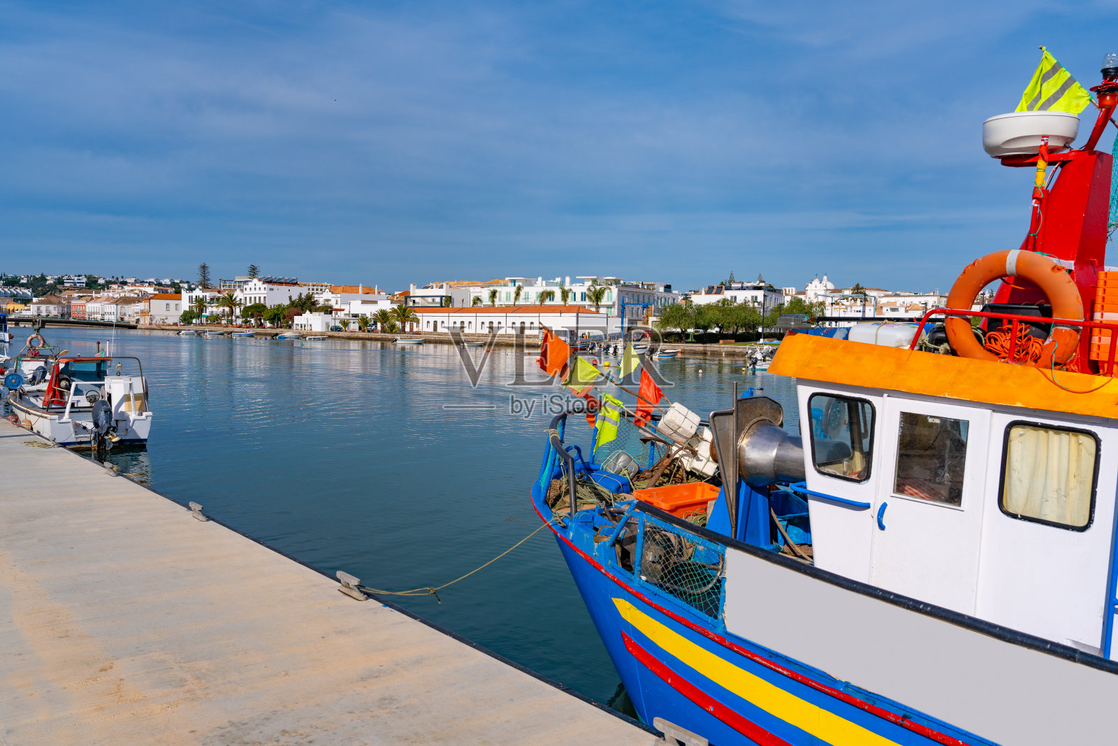 塔维拉天际线和吉劳在葡萄牙阿尔加维船港照片摄影图片