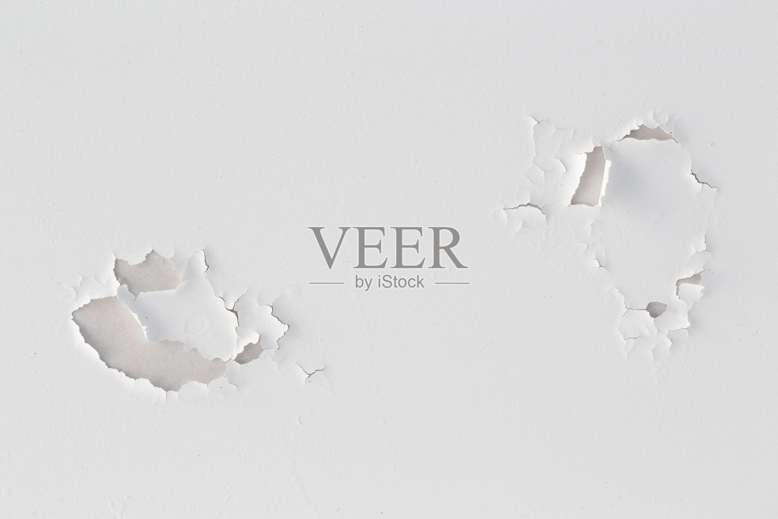 裂开的墙，旧内墙的白色油漆剥落，垃圾裂开的白色墙壁油漆剥落。照片摄影图片