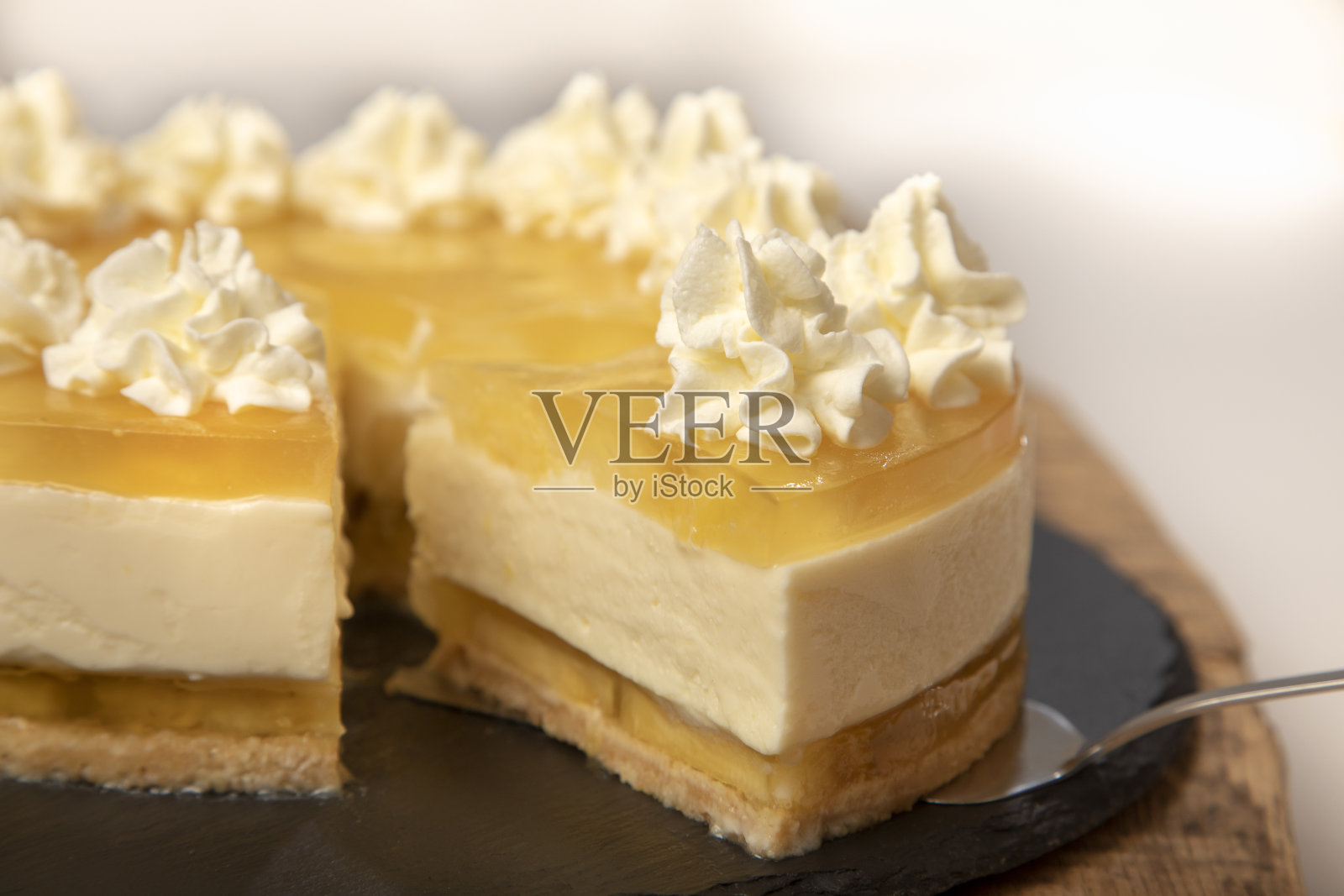 自制柠檬芝士蛋糕，用鲜奶油装饰照片摄影图片