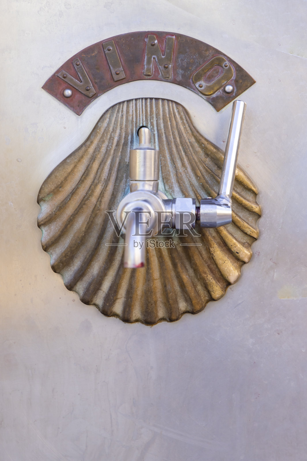 西班牙纳瓦拉，通往圣地亚哥德孔波斯特拉的道路上，伊拉克酒庄的葡萄酒水龙头照片摄影图片