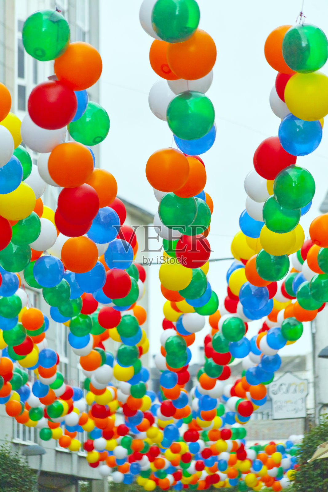 传统的节日装饰，一排排五颜六色的气球照片摄影图片