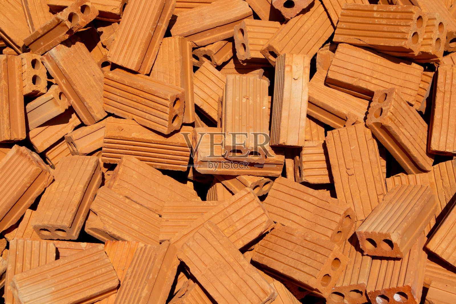 建筑工地上的一堆砖和石块照片摄影图片