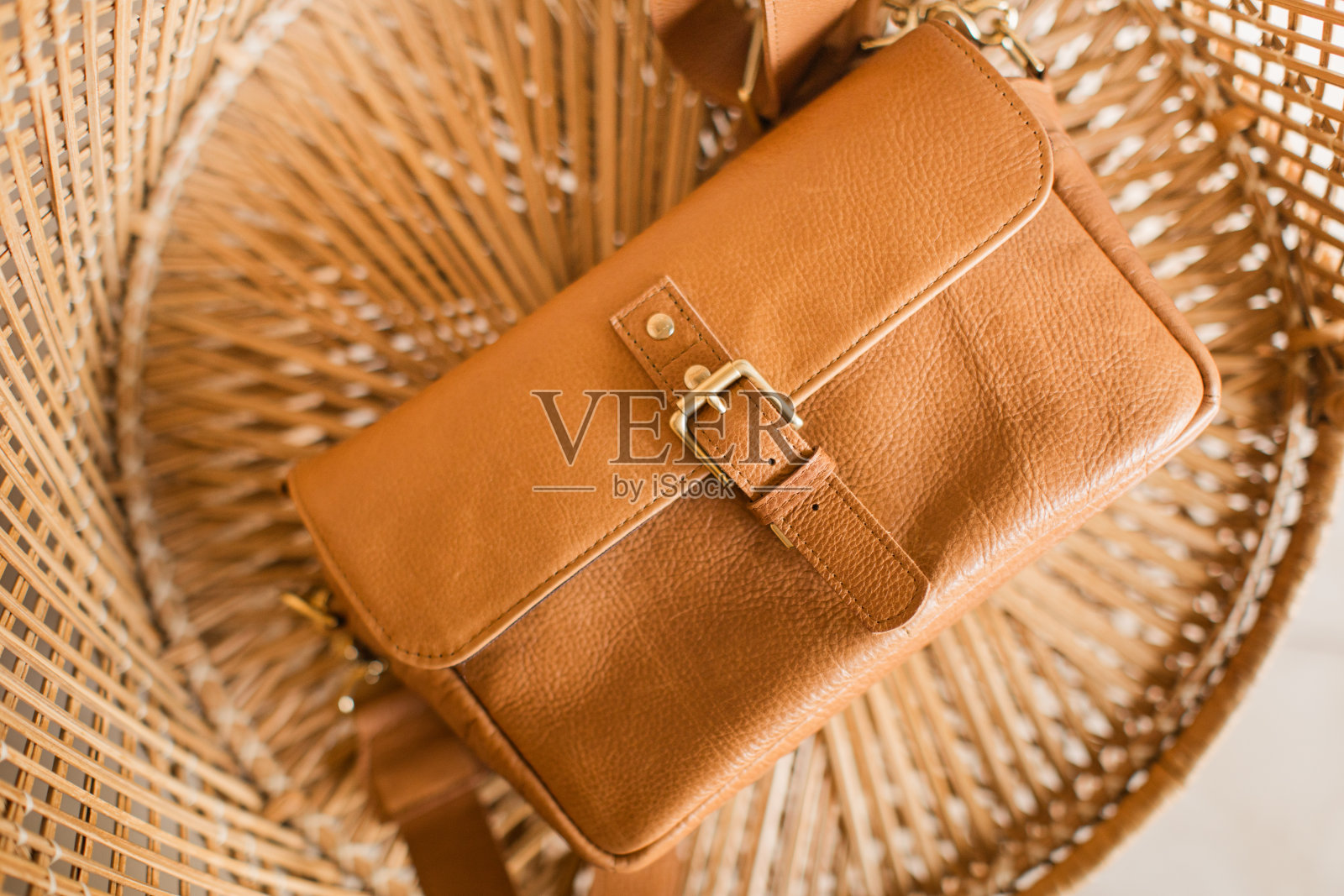 精心制作的棕色皮革斜身信使相机包旅行照片摄影图片