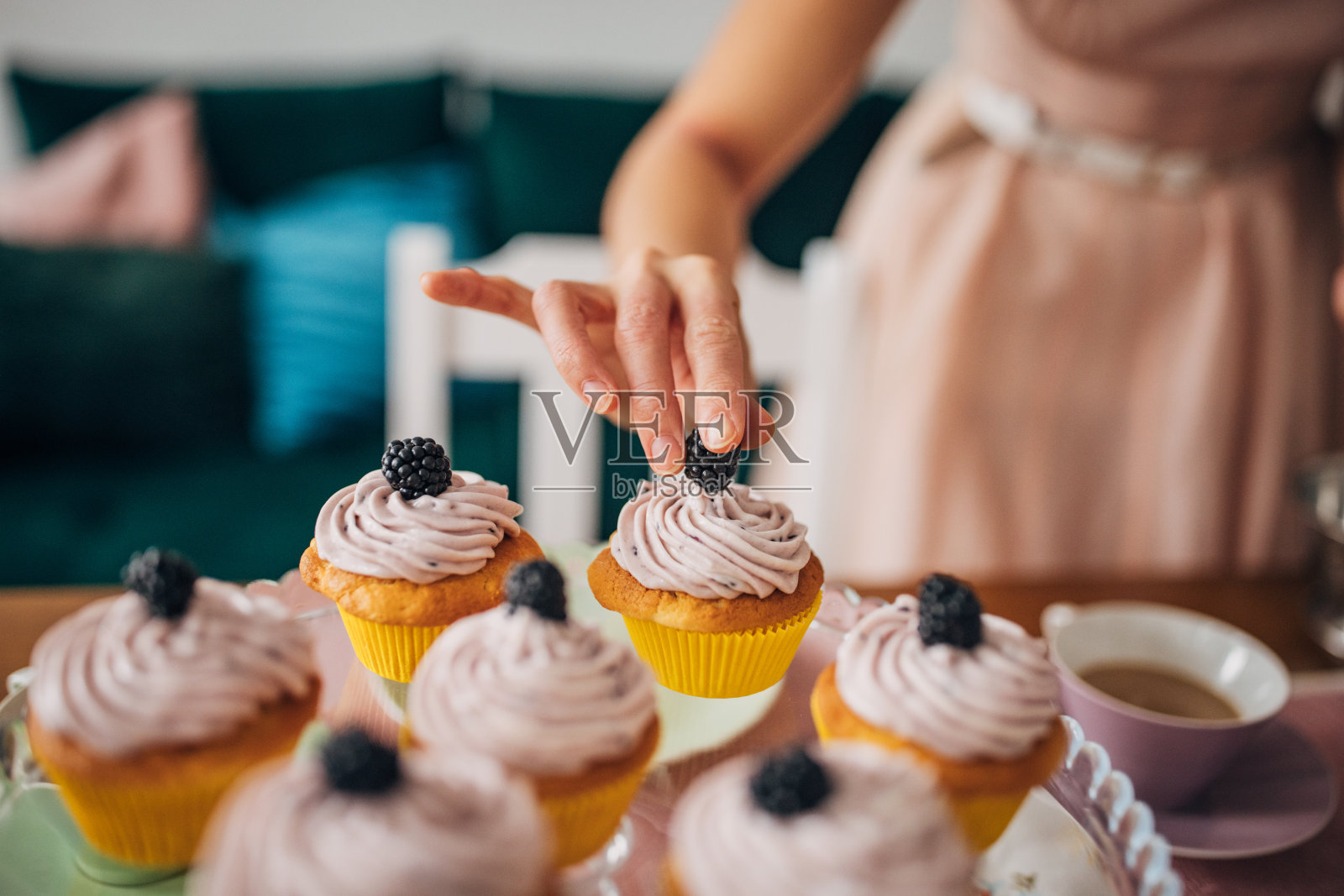 完成甜点的女人照片摄影图片