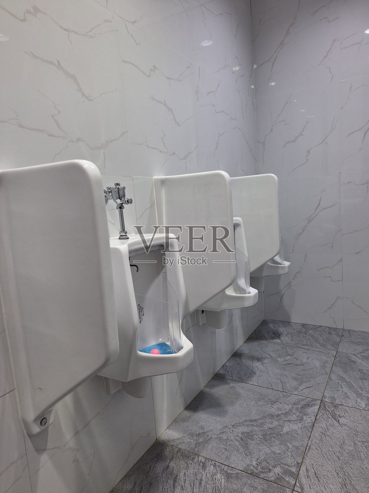 厕所的尿壶是空的照片摄影图片