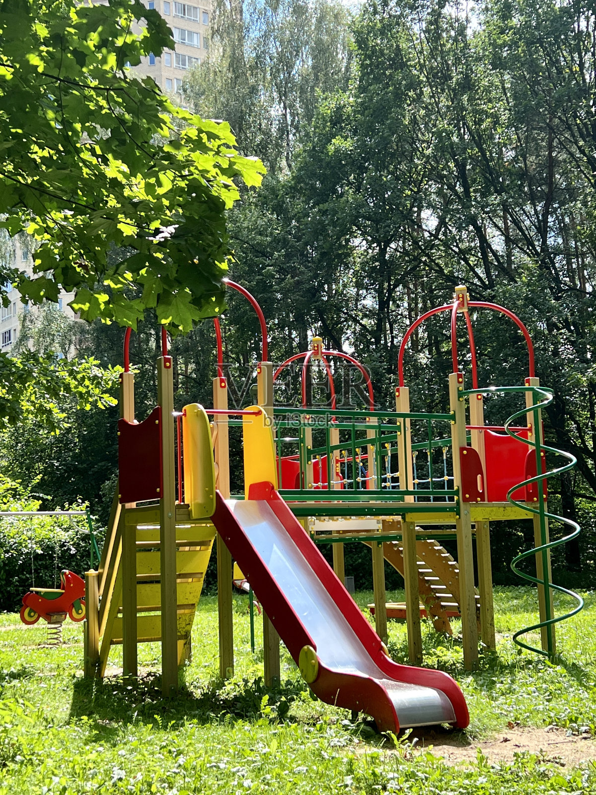 城市公园里的儿童游乐场照片摄影图片