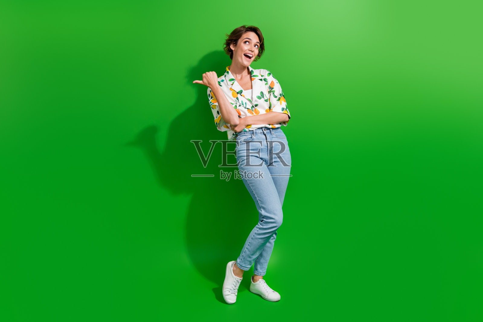 正惊喜女友的全身干系手指模型时尚的模特标志zara孤立在绿色的背景照片摄影图片