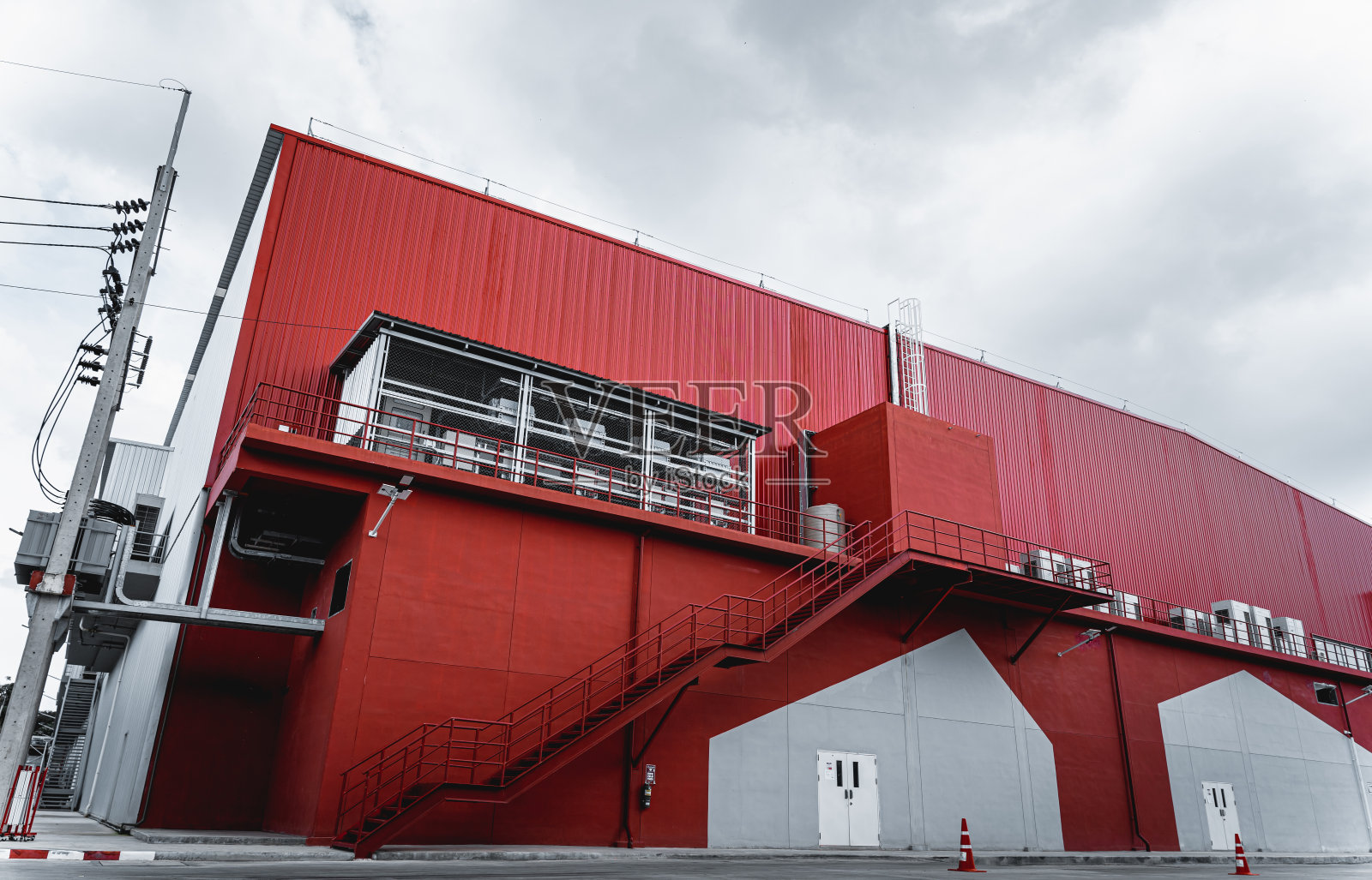 建筑墙体的电力及配电系统。照片摄影图片