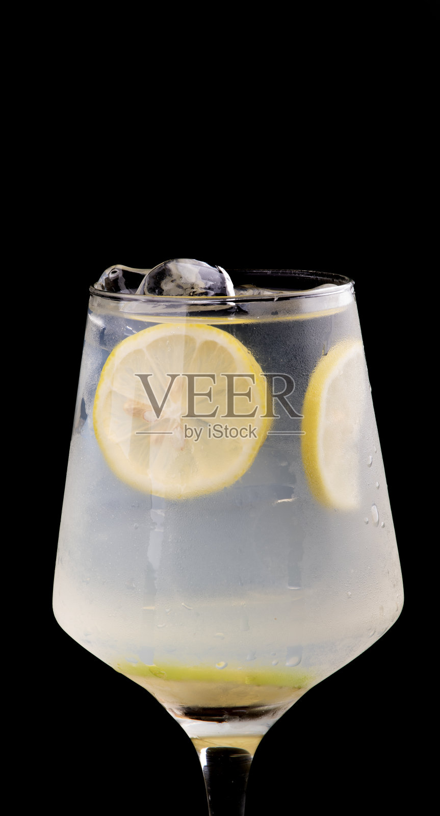 一杯清新的柠檬柑橘金酒鸡尾酒照片摄影图片