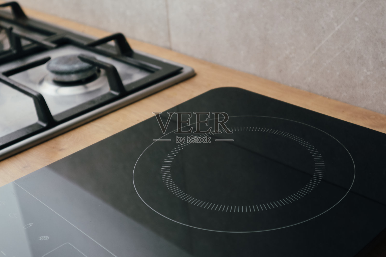 各种灶台。用于烹饪燃气和电力系统的现代感应加热器。燃气和电炉。厨房灶具家用设备家电概念。照片摄影图片