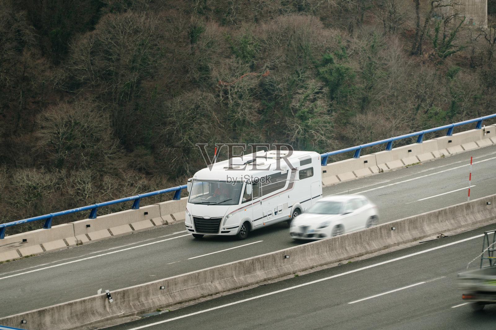 高速公路上的房车照片摄影图片