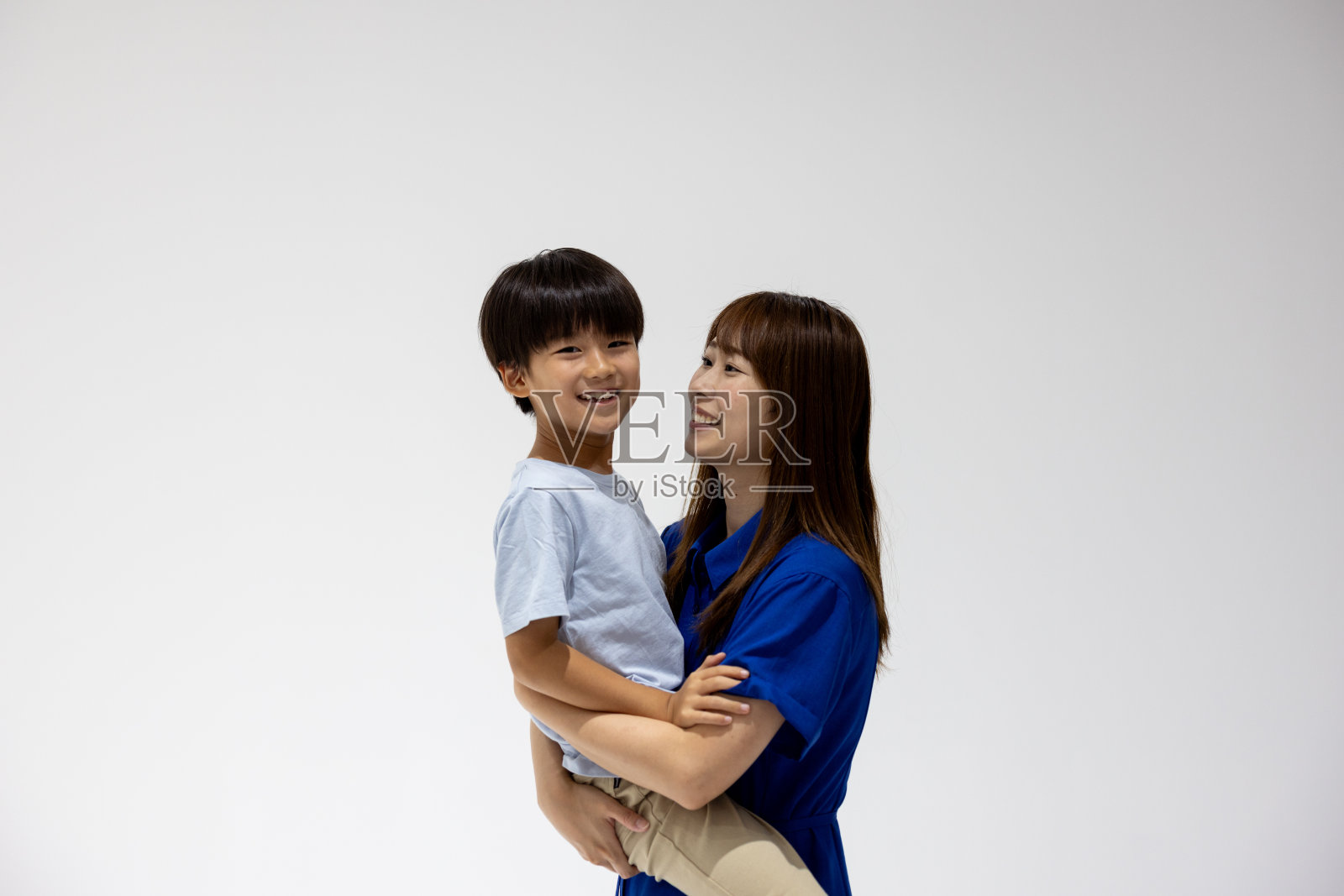 母亲在照相馆抱着她的儿子照片摄影图片