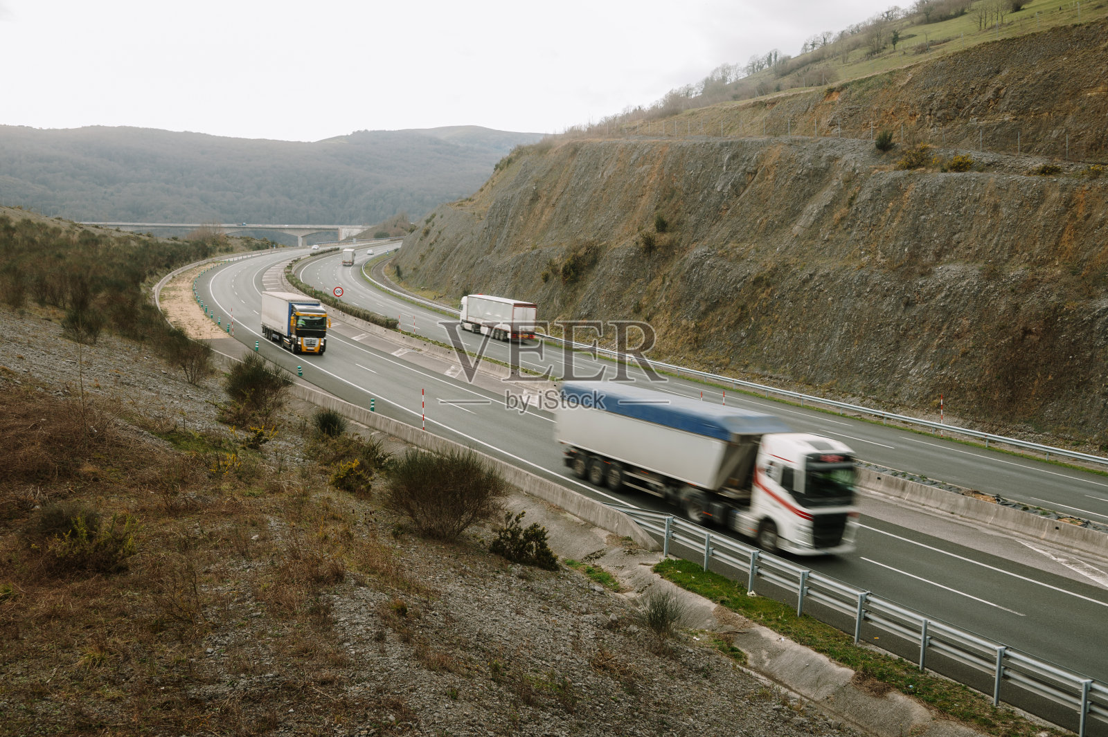 高速公路上行驶的卡车照片摄影图片