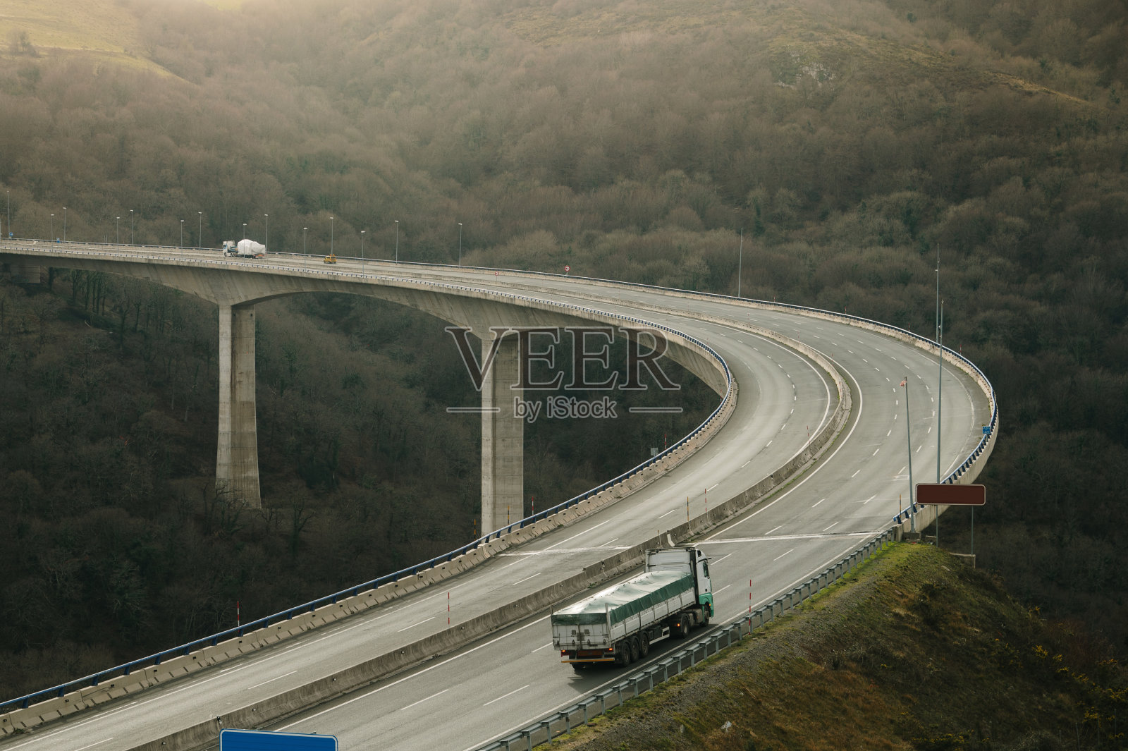 山区的高架桥照片摄影图片