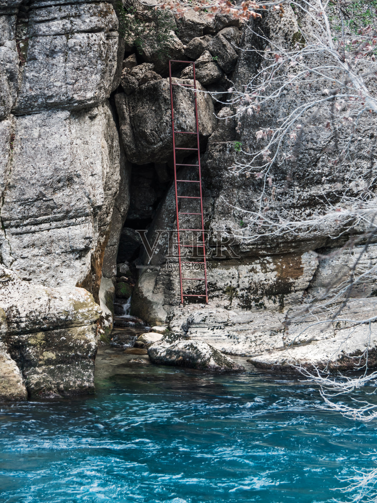 垂直的梯子在山上照片摄影图片
