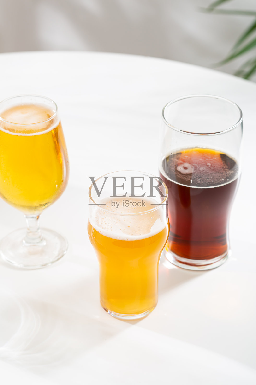 白桌子上有淡啤酒和黑麦芽酒照片摄影图片