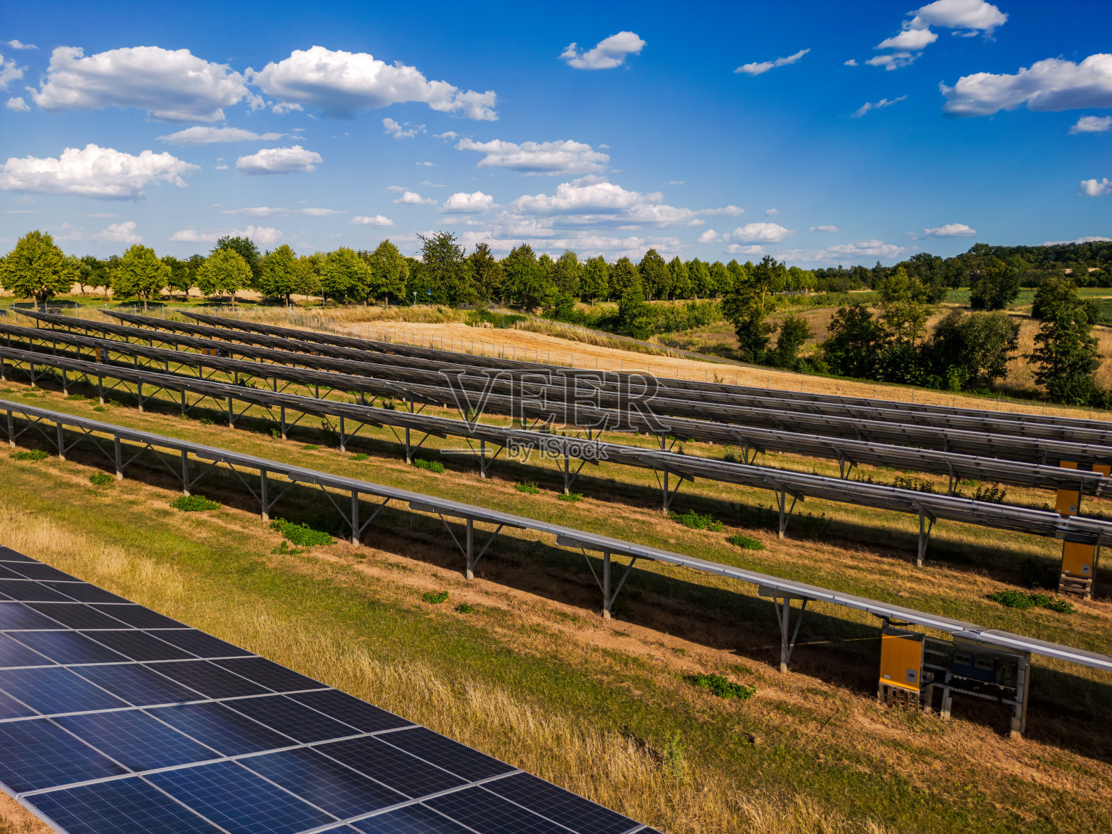农村有太阳能组件的田地照片摄影图片