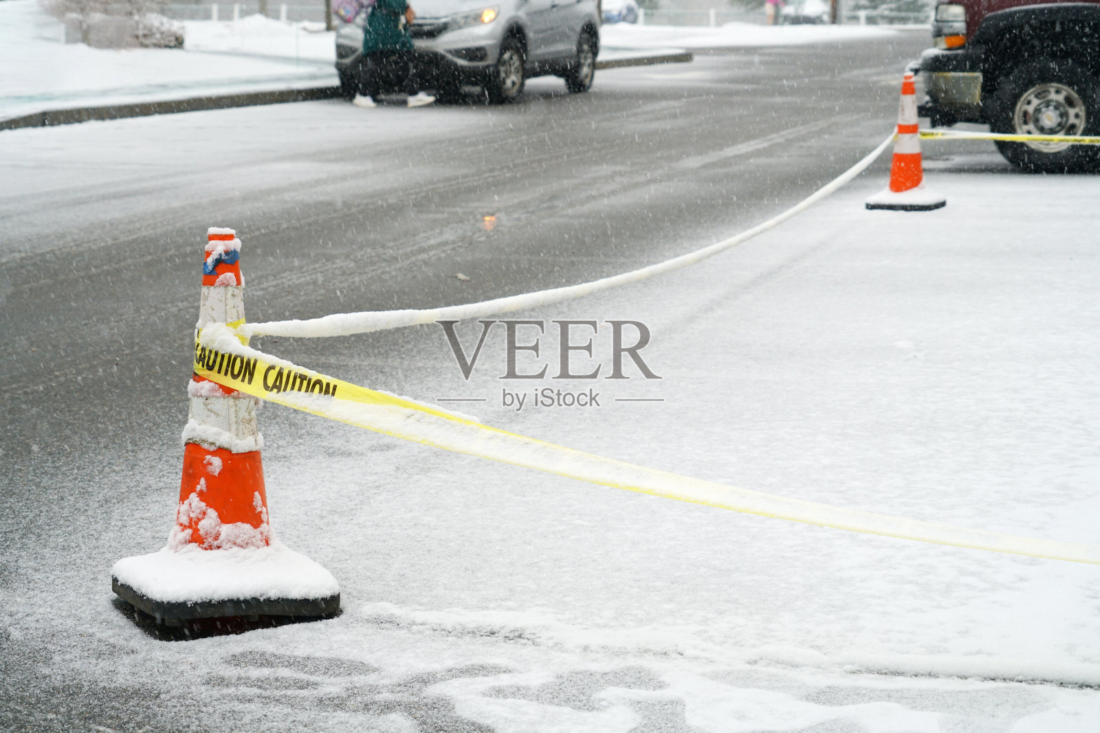 雪后街道上的交通锥照片摄影图片