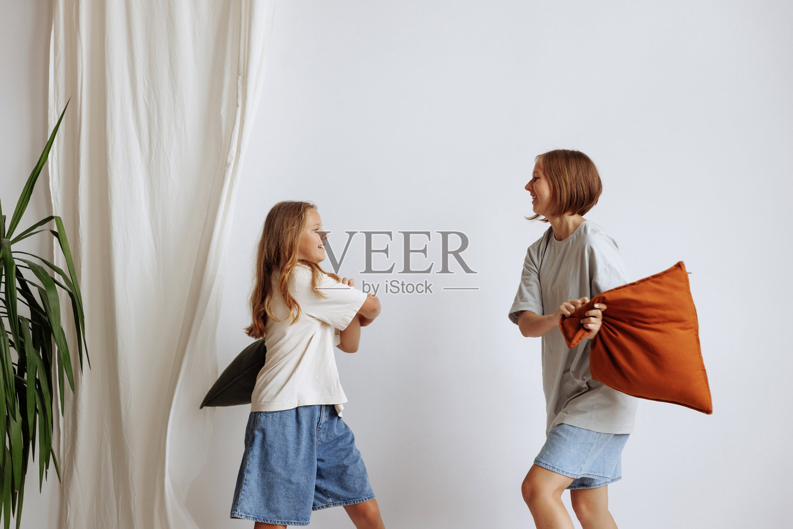 女孩枕头大战照片摄影图片