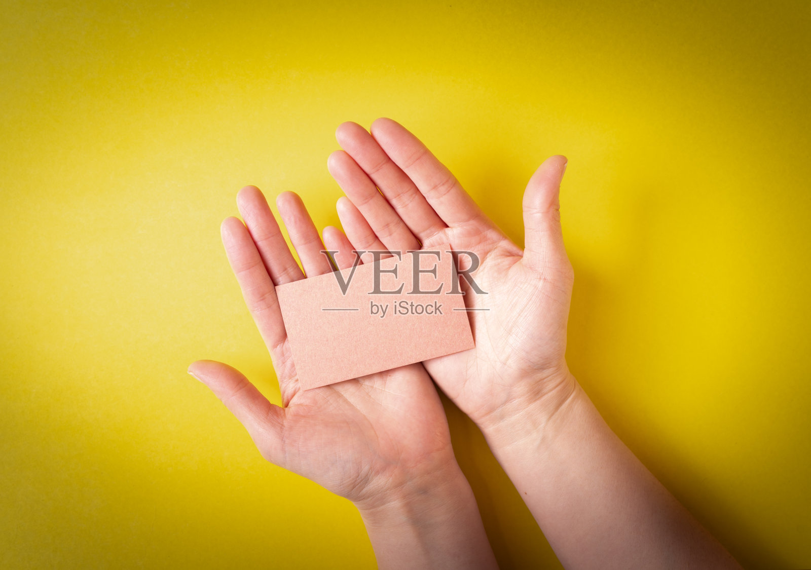 用双手握住某物的人照片摄影图片