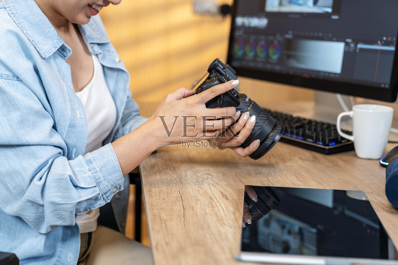 年轻女子独立工作，在家编辑视频照片摄影图片