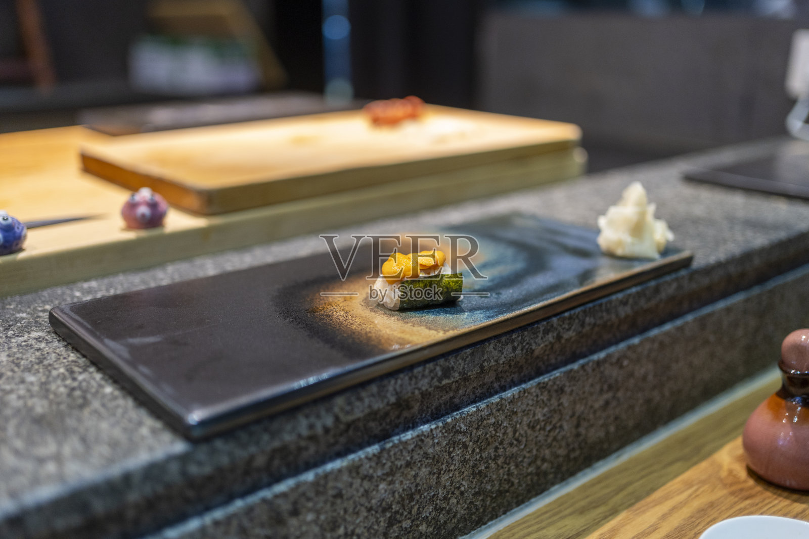 厨师正在餐厅里做日式大酱照片摄影图片